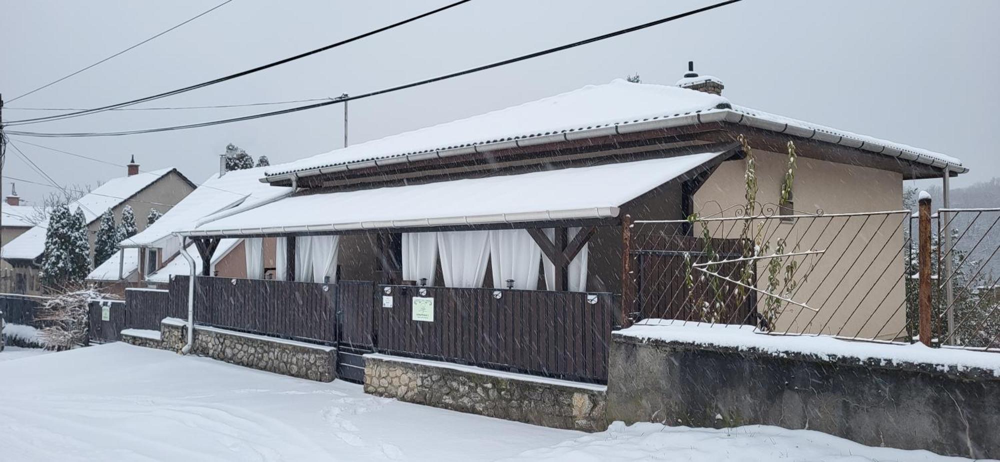 Lugas Apartman Miskolctapolca 2 Haloszoba Dezsa Es Jakuzzi Koezel A Barlangfuerdohoez Экстерьер фото